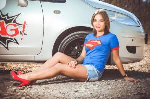 Супер девушка и ее автомобиль )